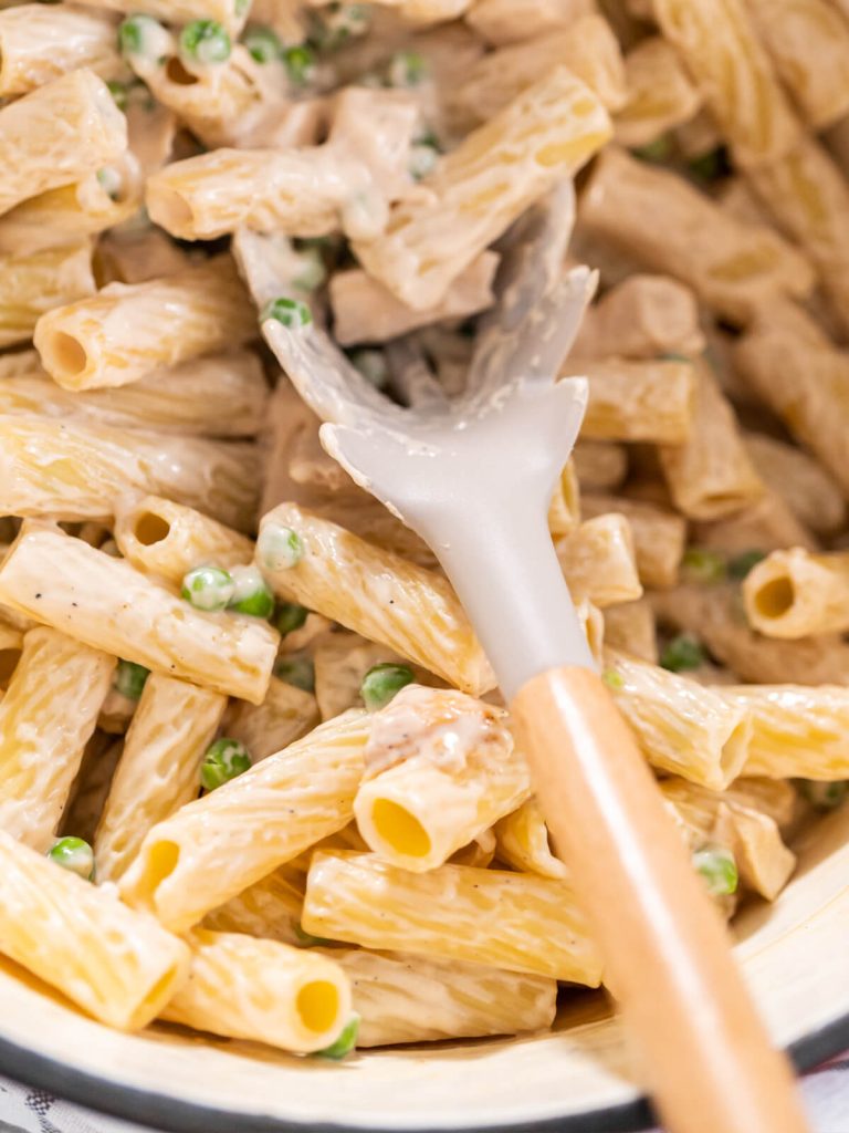 Alfredo-Pasta mit Hähnchenbrust und Erbsen