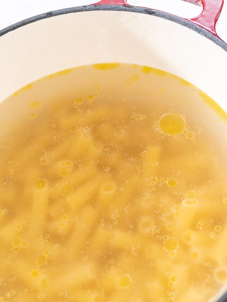 Alfredo-Pasta mit Hähnchenbrust und Erbsen