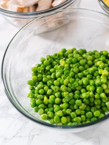 Alfredo-Pasta mit Hähnchenbrust und Erbsen