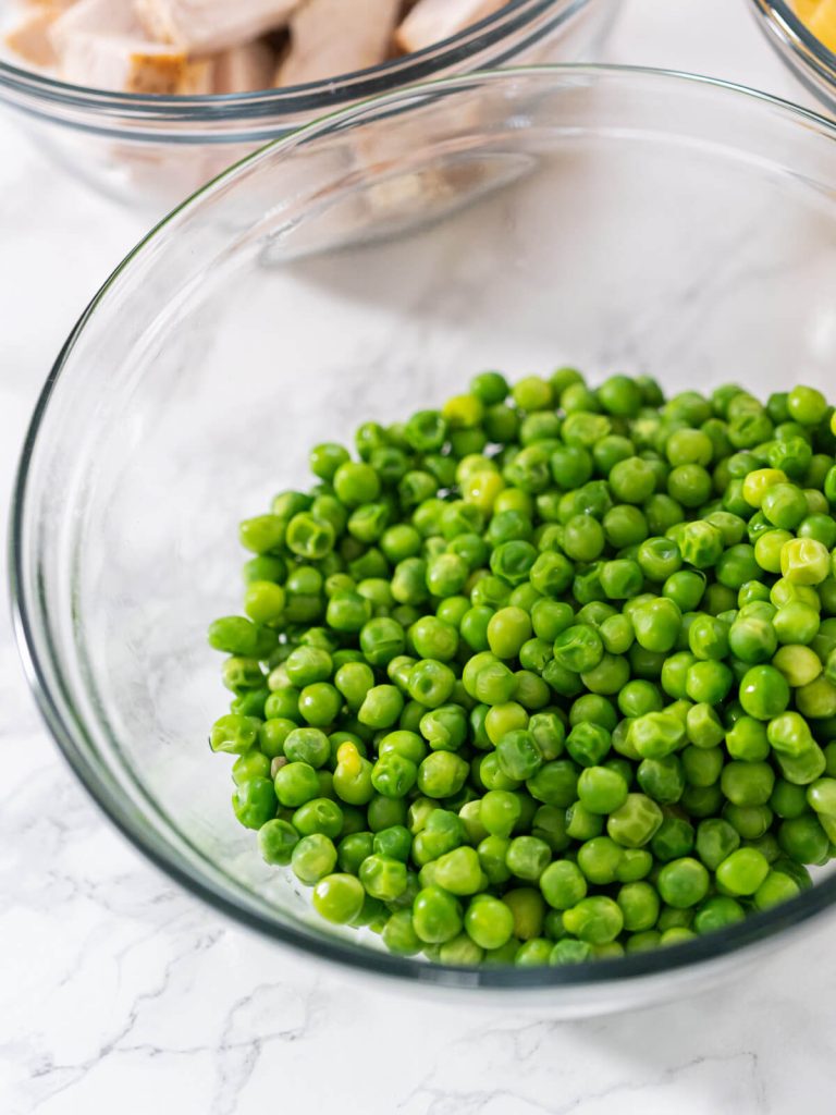 Alfredo-Pasta mit Hähnchenbrust und Erbsen