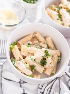 Alfredo-Pasta mit Hähnchenbrust und Erbsen