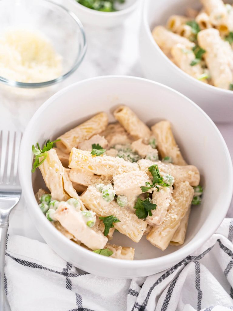 Alfredo-Pasta mit Hähnchenbrust und Erbsen