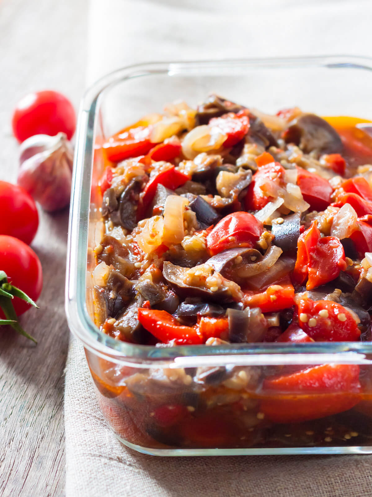 Aromatisches Gemüsesauté mit Auberginen und Paprika