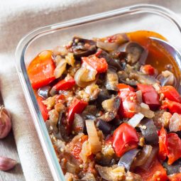 Aromatisches Gemüsesauté mit Auberginen und Paprika
