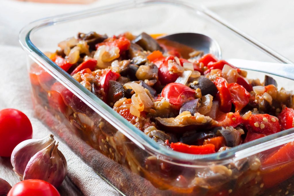 Aromatisches Gemüsesauté mit Auberginen und Paprika