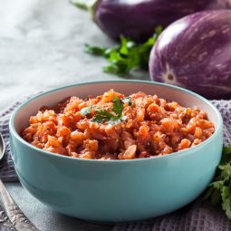 Auberginenaufstrich mit Tomaten, Zwiebeln und Knoblauch (Auberginenkaviar)