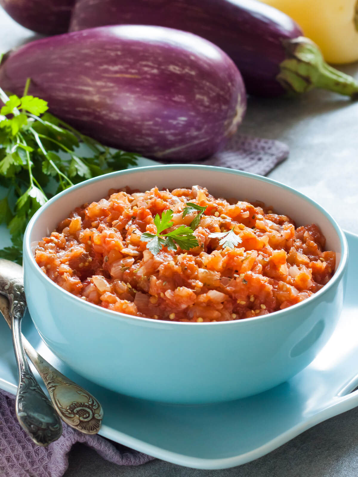 Auberginenaufstrich mit Tomaten, Zwiebeln und Knoblauch (Auberginenkaviar)