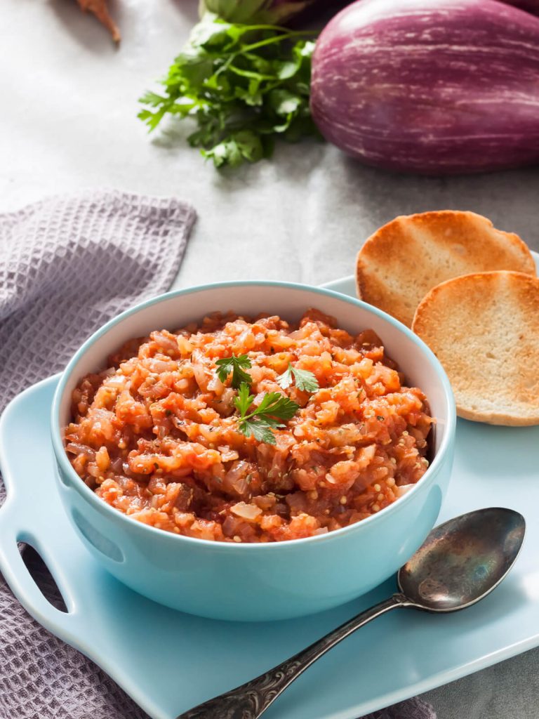 Auberginenaufstrich mit Tomaten, Zwiebeln und Knoblauch (Auberginenkaviar)