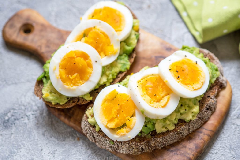 Avocado-Toast mit Ei