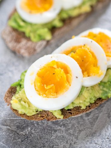 Avocado-Toast mit Ei