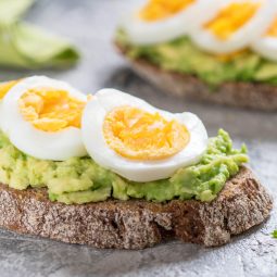 Avocado-Toast mit Ei