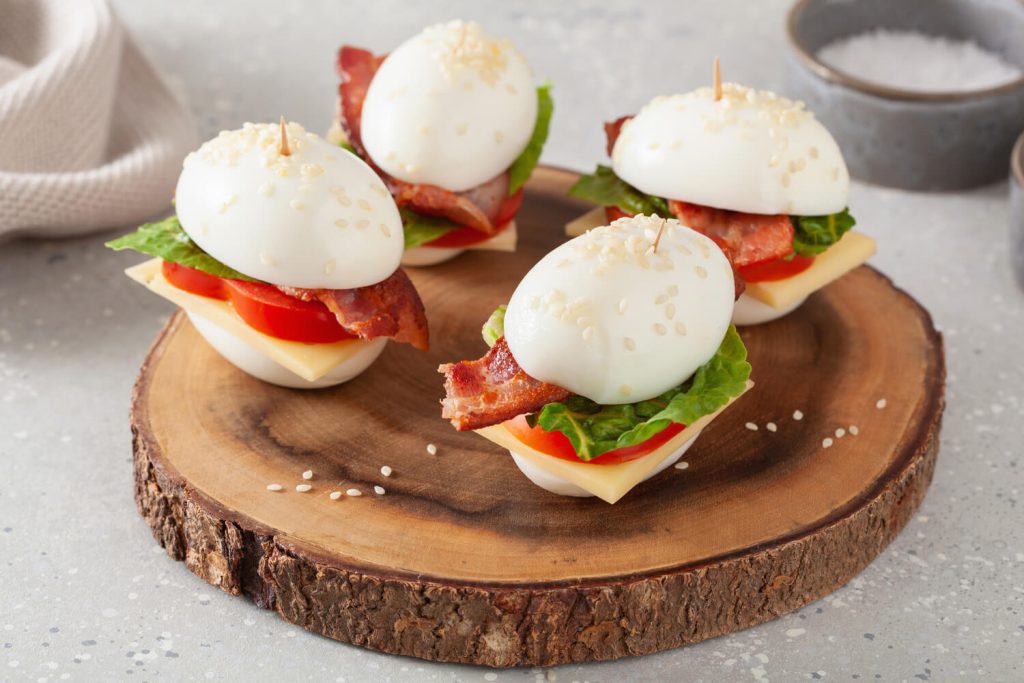 BLT-Sandwich mit Ei, Käse und Bacon