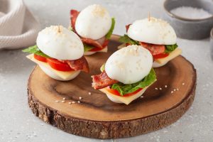 BLT-Sandwich mit Ei, Käse und Bacon