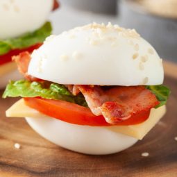 BLT-Sandwich mit Ei, Käse und Bacon