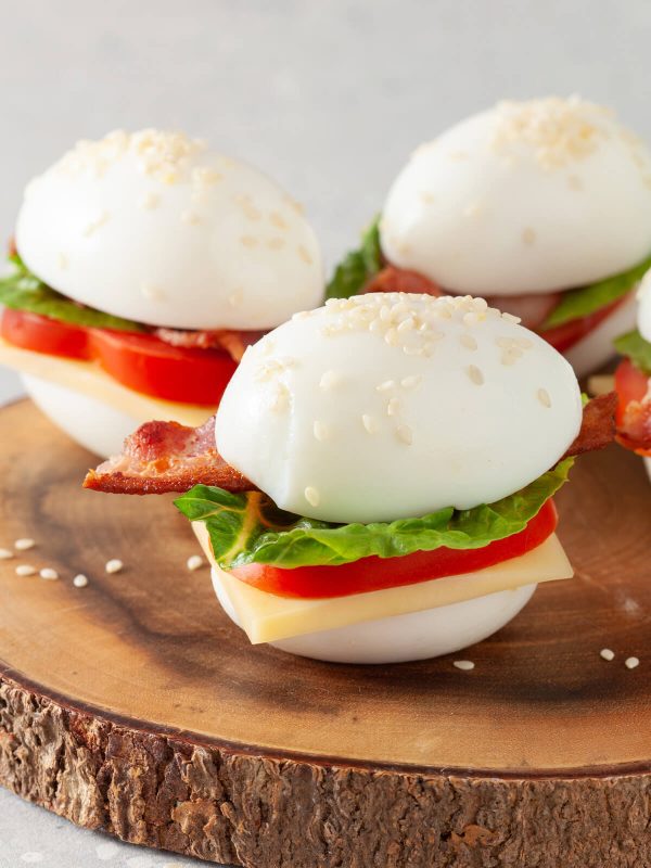 BLT-Sandwich mit Ei, Käse und Bacon