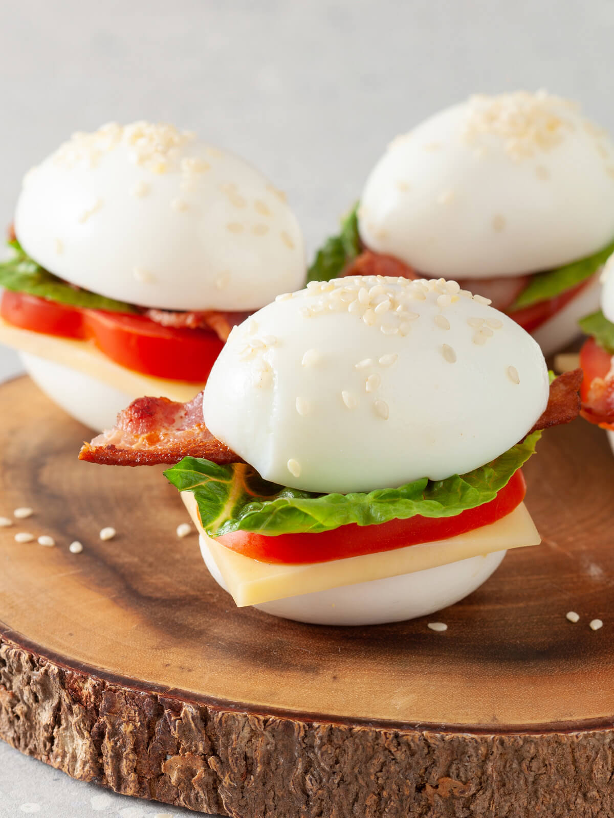 BLT-Sandwich mit Ei, Käse und Bacon