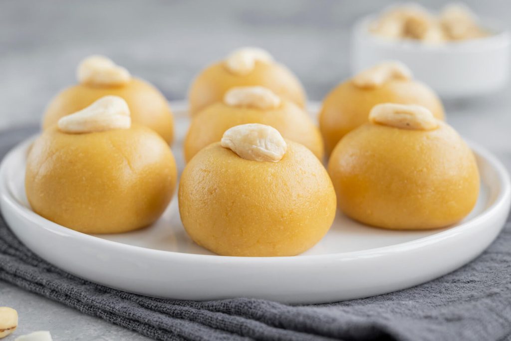 Indische Kichererbsenmehl-Pralinen mit Ghee und Kardamom (Besan Ladoo)