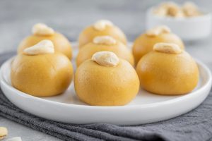 Indische Kichererbsenmehl-Pralinen mit Ghee und Kardamom (Besan Ladoo)