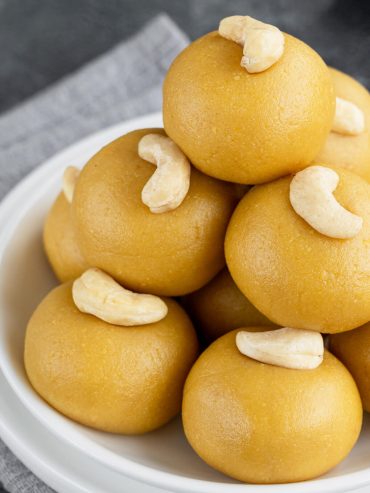 Indische Kichererbsenmehl-Pralinen mit Ghee und Kardamom (Besan Ladoo)