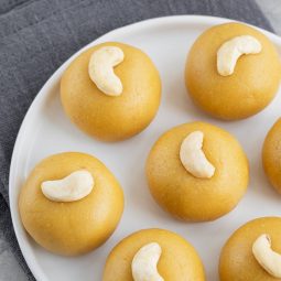 Indische Kichererbsenmehl-Pralinen mit Ghee und Kardamom (Besan Ladoo)