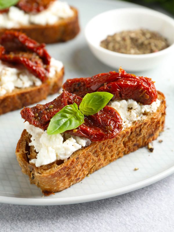 Bruschetta mit getrockneten Tomaten und Ricotta