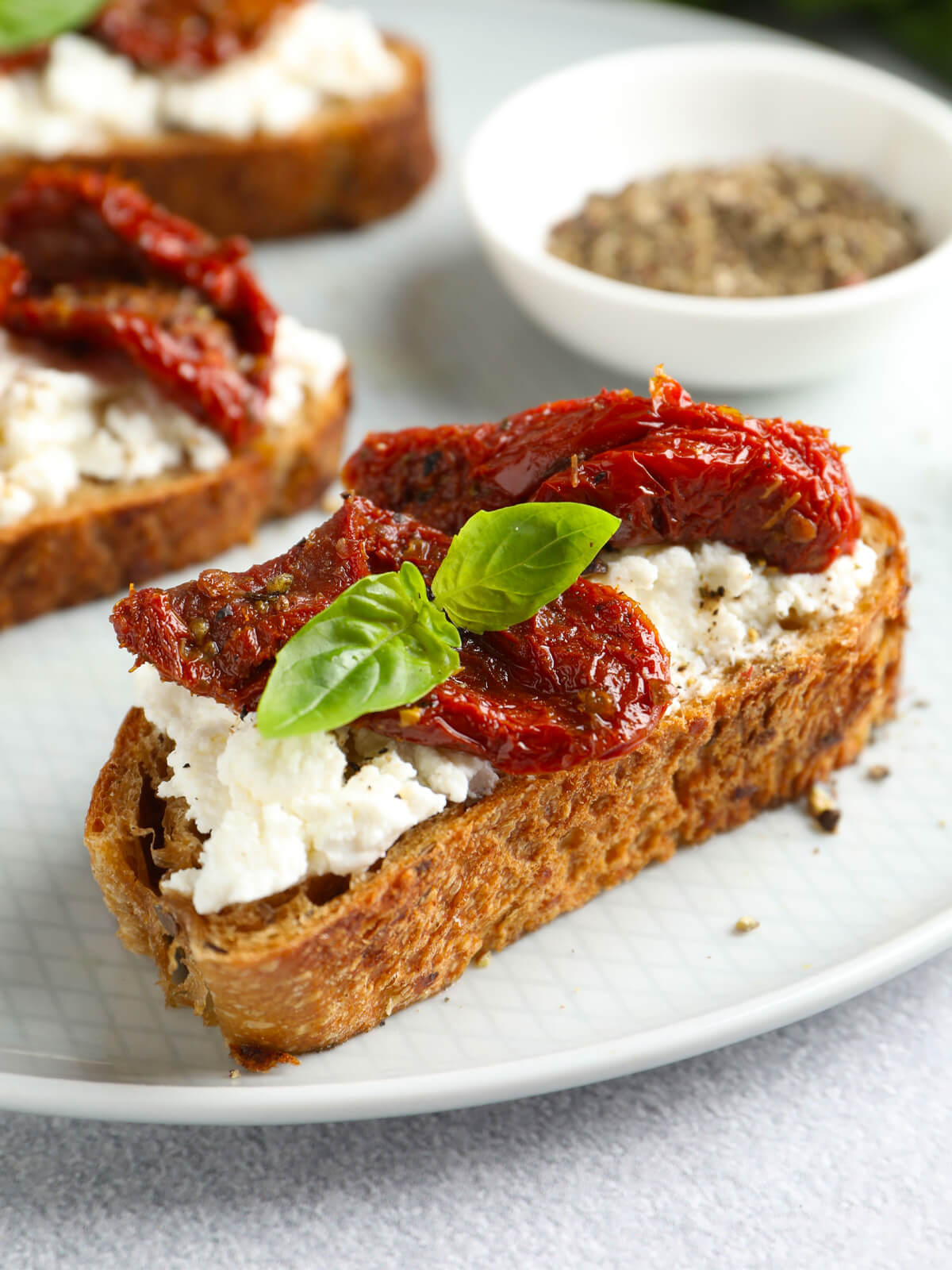 Bruschetta mit getrockneten Tomaten und Ricotta