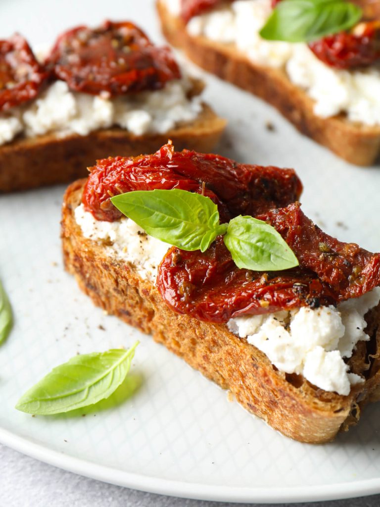 Bruschetta mit getrockneten Tomaten und Ricotta