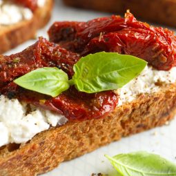 Bruschetta mit getrockneten Tomaten und Ricotta