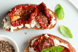 Bruschetta mit getrockneten Tomaten und Ricotta