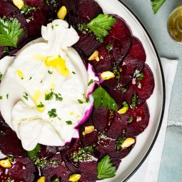 Carpaccio aus Ofen-Rote-Bete mit Burrata und Pistazien