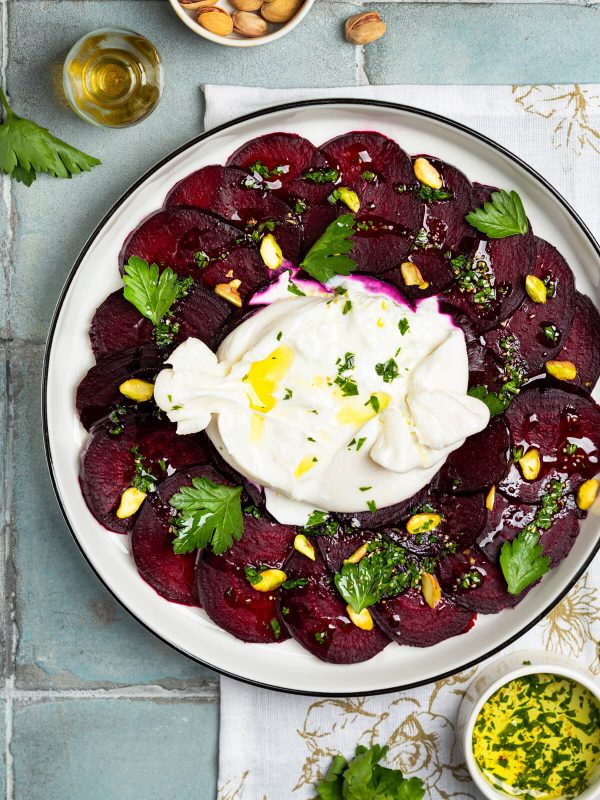 Carpaccio aus Ofen-Rote-Bete mit Burrata und Pistazien