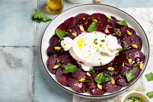 Carpaccio aus Ofen-Rote-Bete mit Burrata und Pistazien