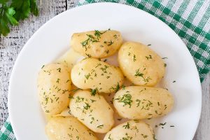 Frühkartoffeln mit Dill und Butter