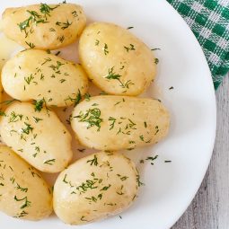 Frühkartoffeln mit Dill und Butter