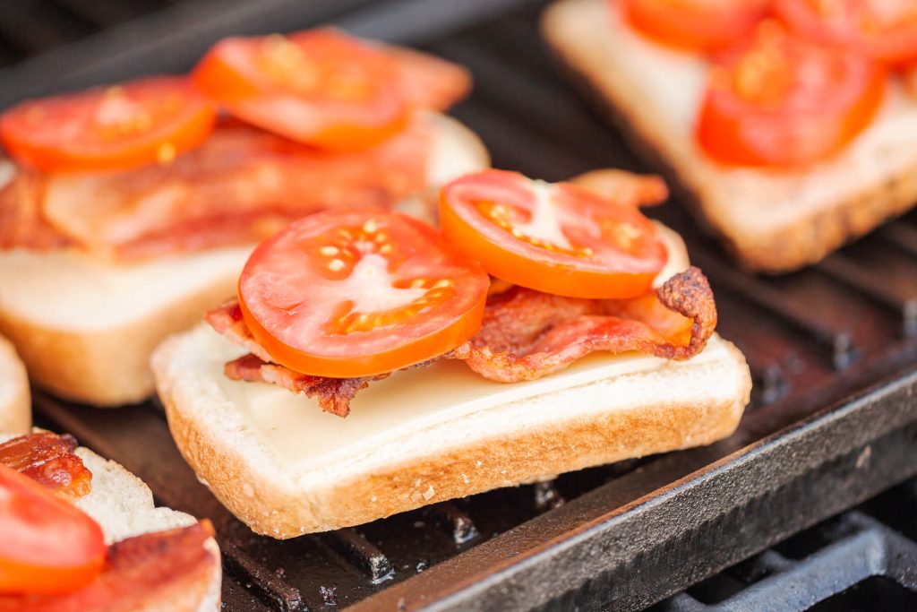 Gegrilltes Sandwich mit knusprigem Speck, Tomate und Käse