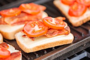 Gegrilltes Sandwich mit knusprigem Speck, Tomate und Käse