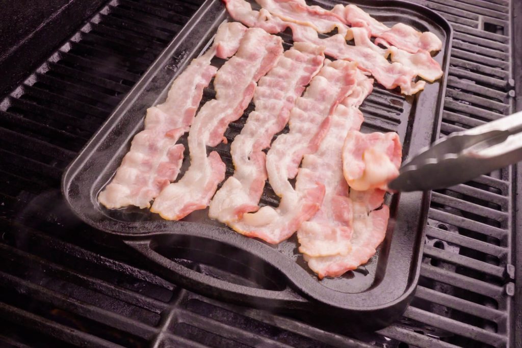 Gegrilltes Sandwich mit knusprigem Speck, Tomate und Käse