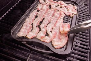 Gegrilltes Sandwich mit knusprigem Speck, Tomate und Käse