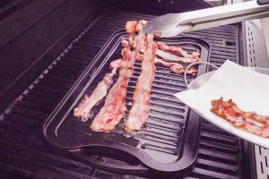 Gegrilltes Sandwich mit knusprigem Speck, Tomate und Käse