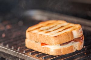 Gegrilltes Sandwich mit knusprigem Speck, Tomate und Käse