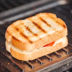 Gegrilltes Sandwich mit knusprigem Speck, Tomate und Käse