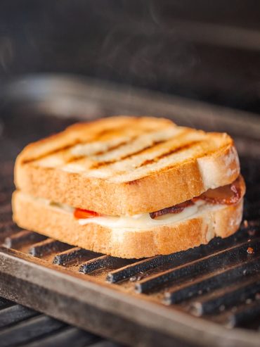Gegrilltes Sandwich mit knusprigem Speck, Tomate und Käse
