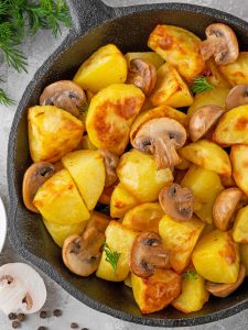 Geröstete Kartoffeln mit Pilzen
