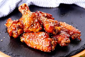 Hähnchenflügel in Sojasauce