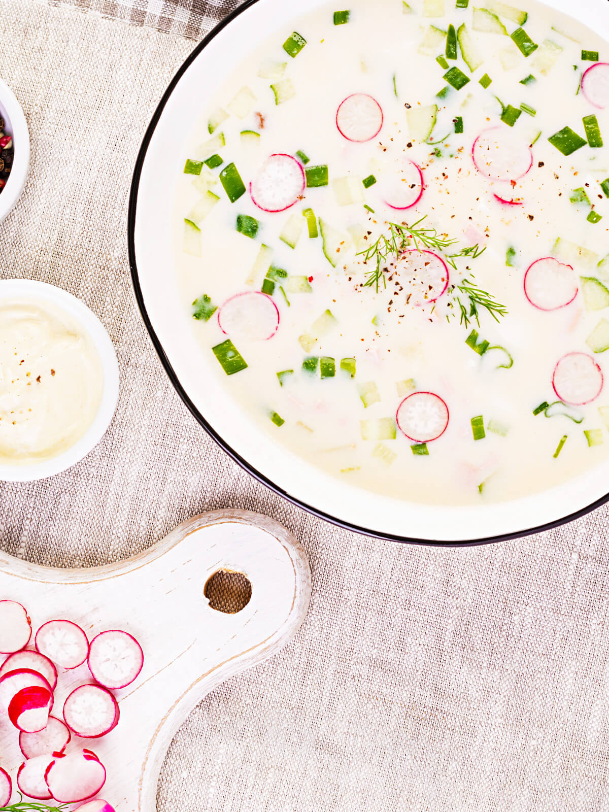 Okroschka – klassischer kalter Sommersuppe aus Osteuropa: erfrischend, herzhaft und im Handumdrehen zubereitet.