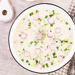 Okroschka – klassischer kalter Sommersuppe aus Osteuropa: erfrischend, herzhaft und im Handumdrehen zubereitet.