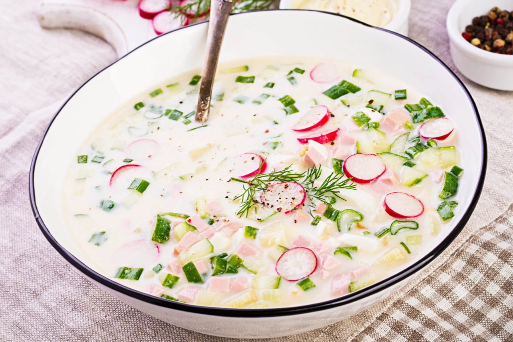 Okroschka – klassischer kalter Sommersuppe aus Osteuropa: erfrischend, herzhaft und im Handumdrehen zubereitet.
