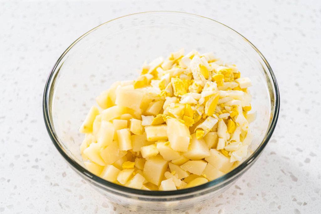 Kartoffelsalat mit Eiern, Sellerie und knackigen Gewürzgurken