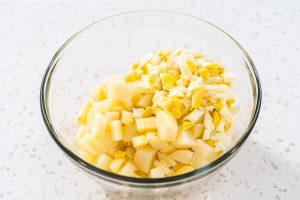 Kartoffelsalat mit Eiern, Sellerie und knackigen Gewürzgurken
