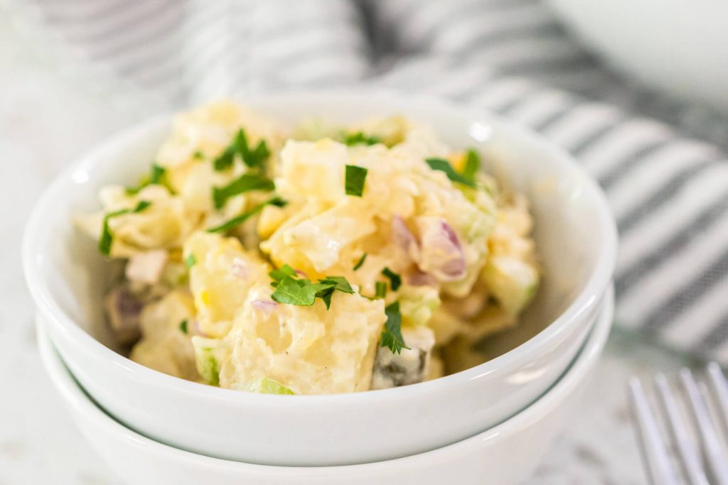 Kartoffelsalat mit Eiern, Sellerie und knackigen Gewürzgurken